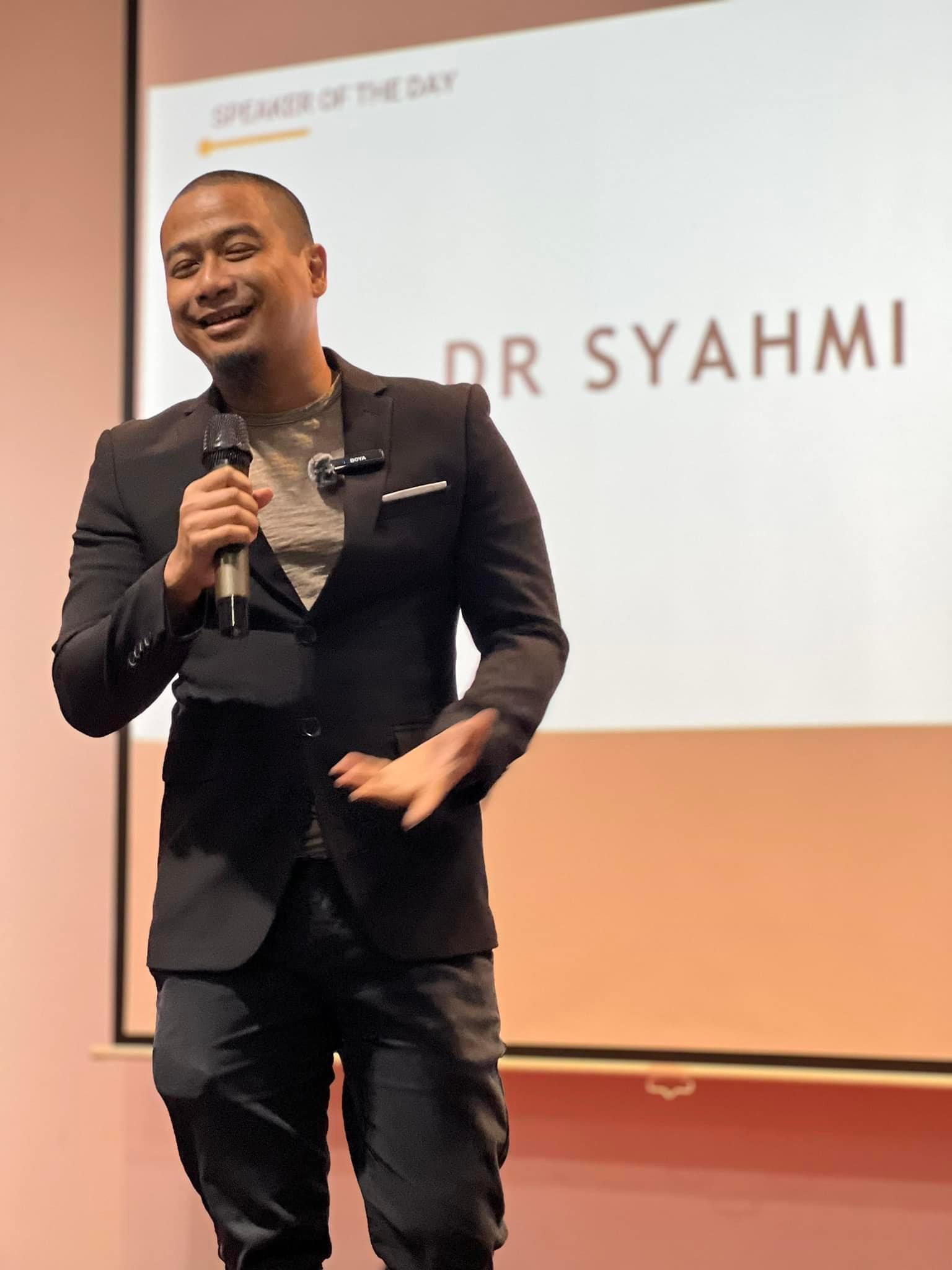 Dr Syahmi Ariffin speaking at an event